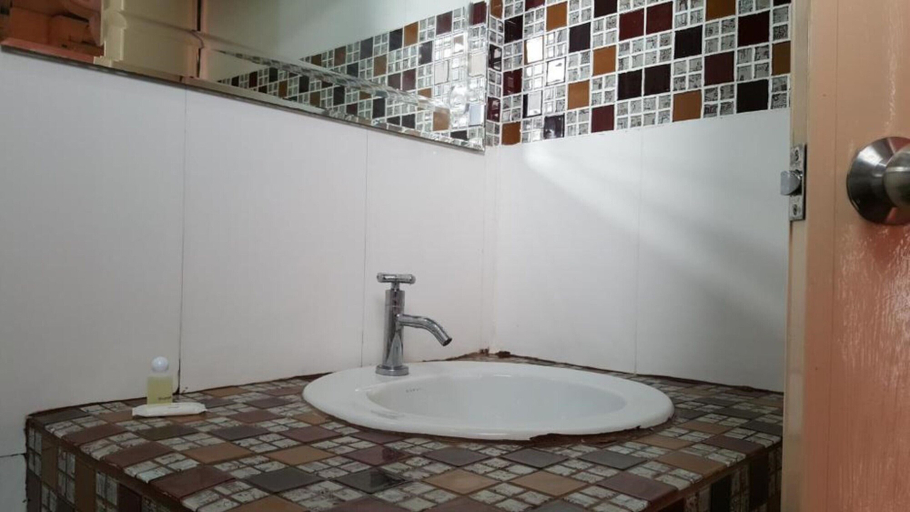 Bathroom 5, Merit Mansion, Chatuchak