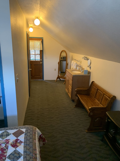 Bedroom 4, Sugarloaf Mountain Motel, Storey