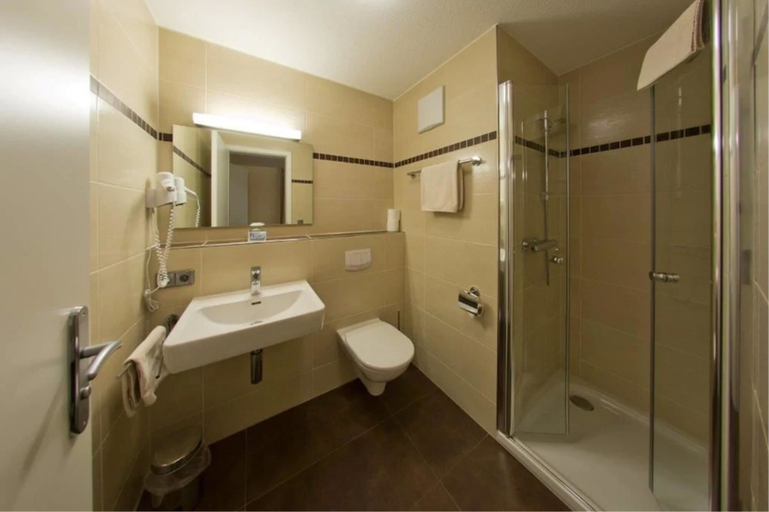 Bathroom 3, Hotel-Restaurant Sonneneck, Freudenstadt