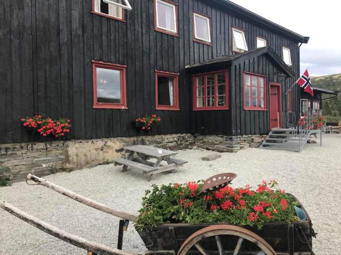 Exterior & Views