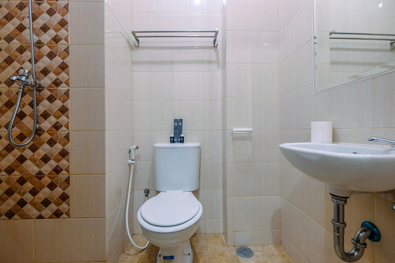 Bathroom 5, Comfortable and Minimalist Studio at Dave Apartment By Travelio, Depok