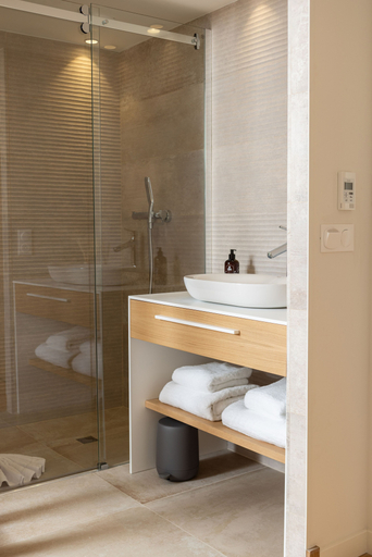 Bathroom 3, Cueillette, Lot