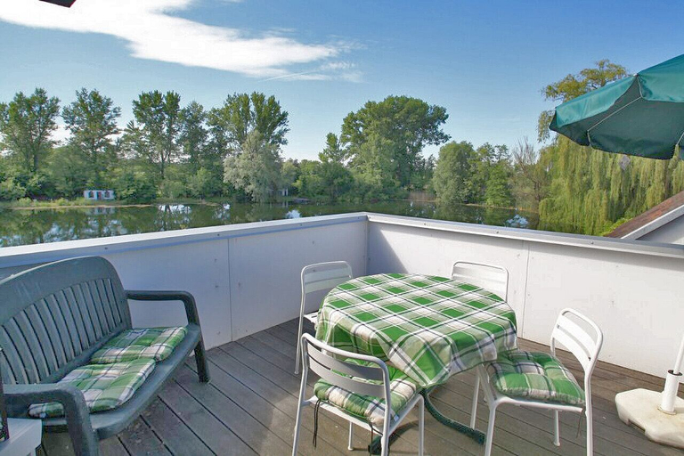 Others 4, Ferienwohnung mit Terrasse und Privatsee, Karlsruhe