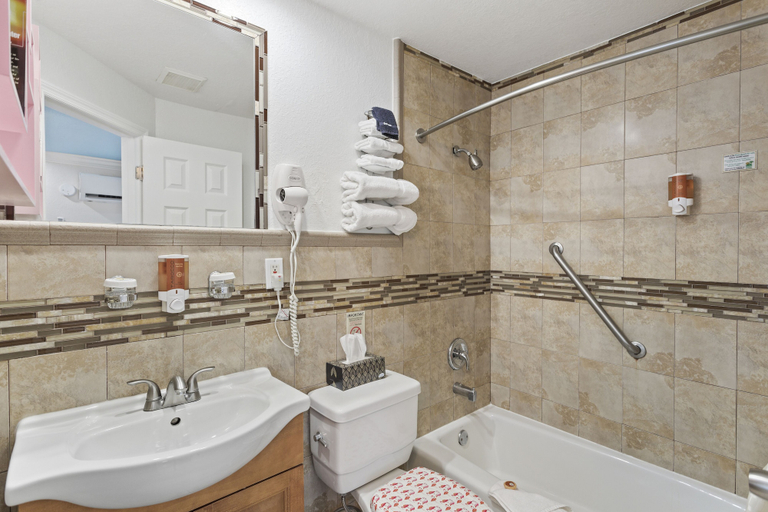 Bathroom 5, Plaza Beach Hotel Beachfront Resort, Pinellas