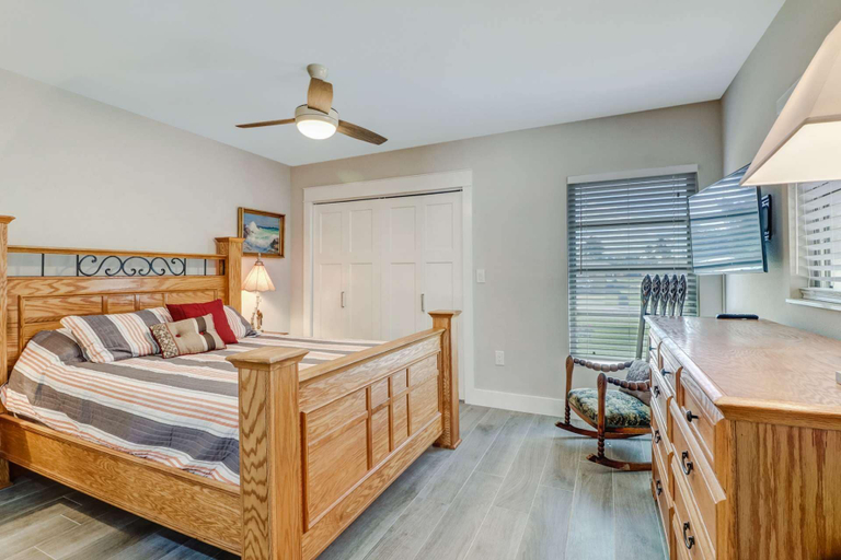 Bedroom 1, 4836/4838 Esplanade St B-pool, Lee