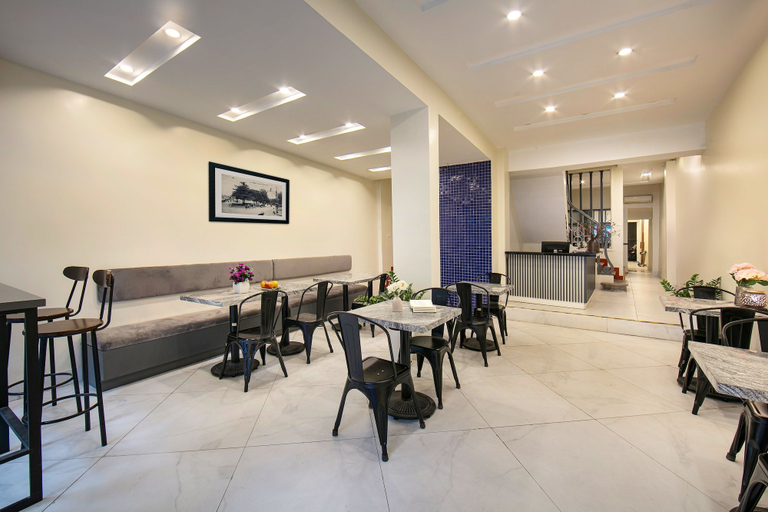 Food & Drinks 2, Queen Cafe Hotel & Pub, Hoàn Kiếm