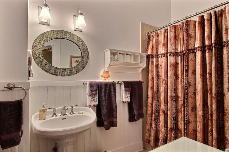 Bathroom 4, Green Palm Inn, Chatham