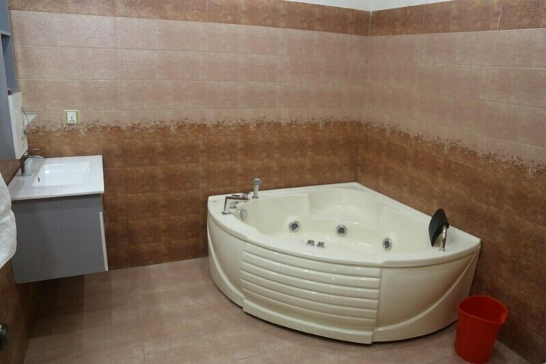 Bathroom 4, Pool & Park Hotel, Lahore