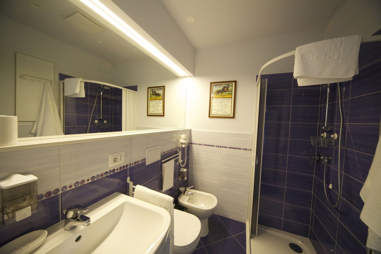 Bathroom 5, Villa Pini, Macerata