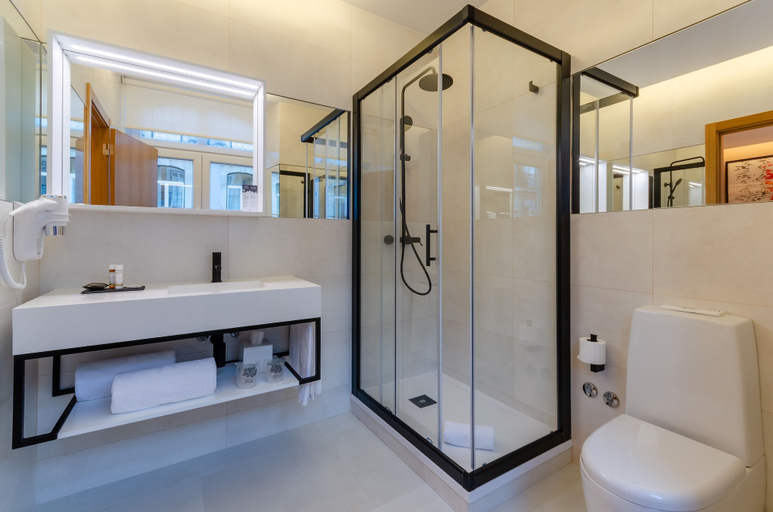 Bathroom 4, Rossio Plaza Hotel, Lisbon