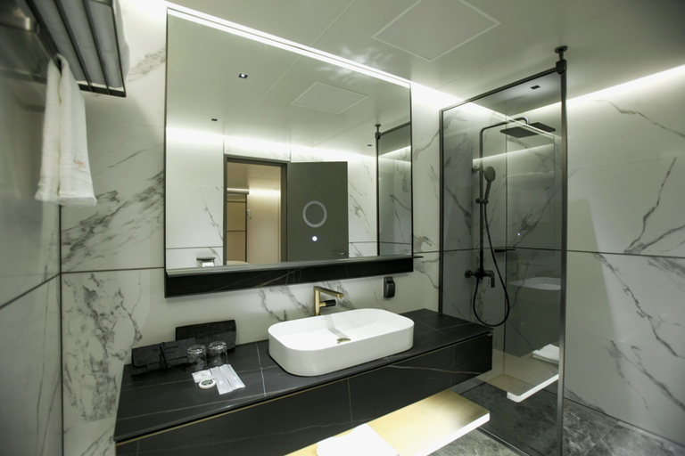 Bathroom 5, L&L City Hotel, Jeju