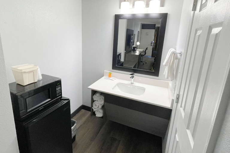 Bathroom 4, Super 8 By Wyndham Pigeon Forge Downtown, Sevier