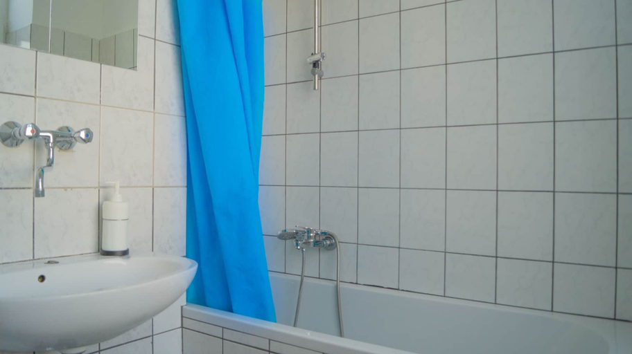 Bathroom 3, Shared Modern Apartment Schönbrunn - Budget Chic Room, Wien