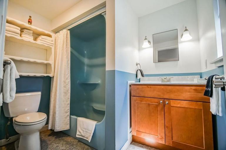 Bathroom 3, Neptune House, Washington