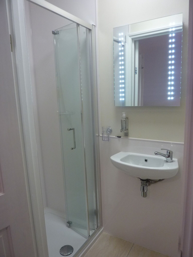 Bathroom, The Kestrel B&B, Powys