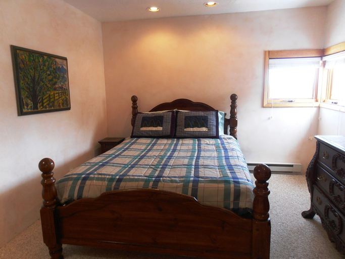 Bedroom 2, Benchmark, Colfax