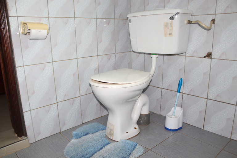 Bathroom 4, Adinkra Lodge, Accra