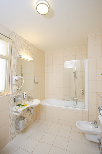 Bathroom 4, 1. Republic Hotel, Praha 1