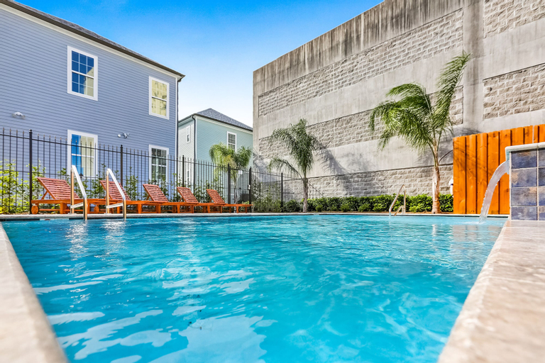 Modern 3BR Condo With Pool, Orleans