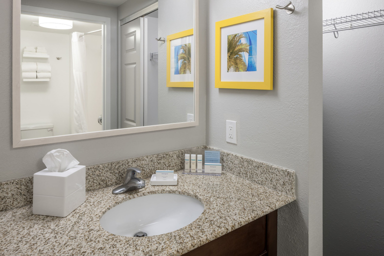 Bathroom 4, Hampton Inn & Suites by Hilton Miami-Doral/Dolphin Mall, Miami-Dade