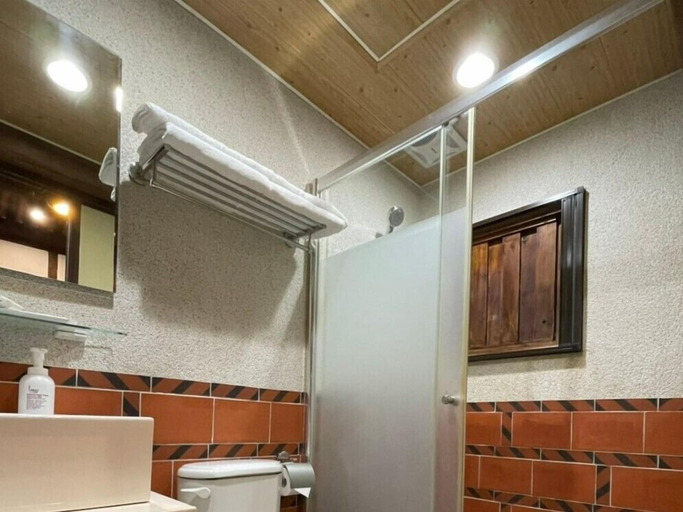Bathroom 4, Guning Xiexinyuan Historical Inn, Kinmen