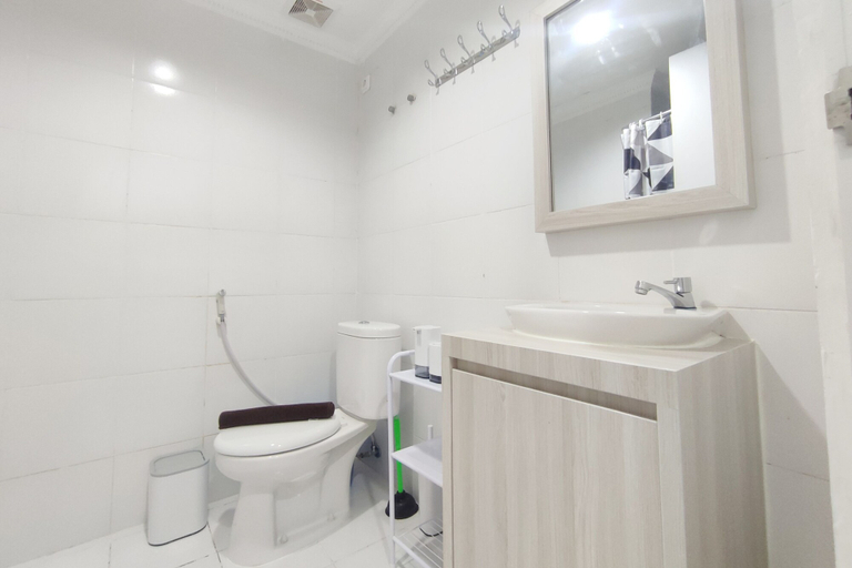 Bathroom 3, Nice Cozy Studio At Paltrow City Apartment, Semarang