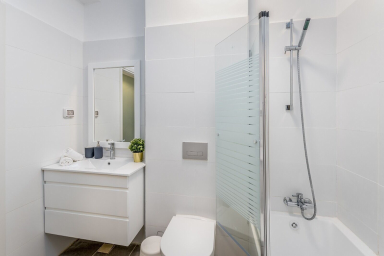 Bathroom 2, luxury garden apartment heated pool