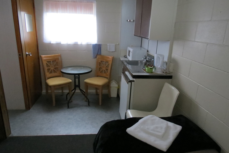 Bedroom 5, Paeroa Motel, Hauraki
