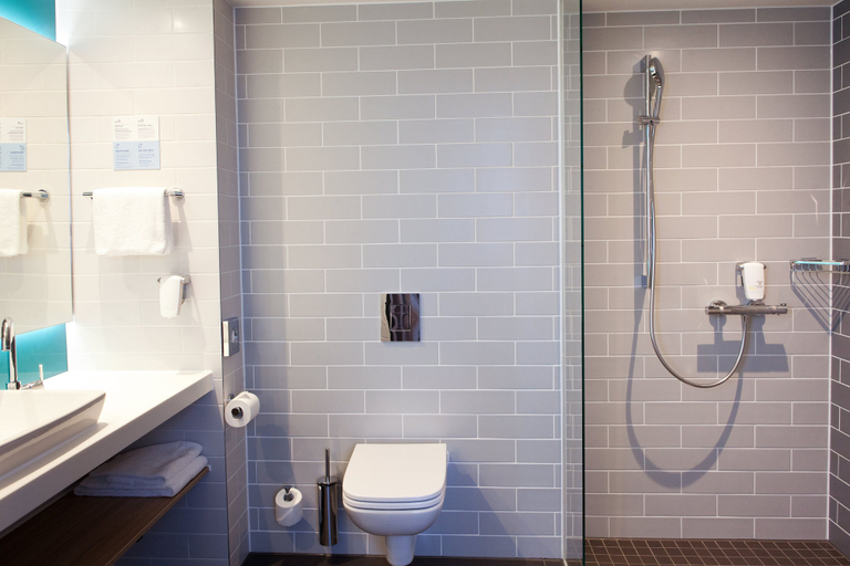 Bathroom 5, Holiday Inn Express OFFENBURG, Ortenaukreis