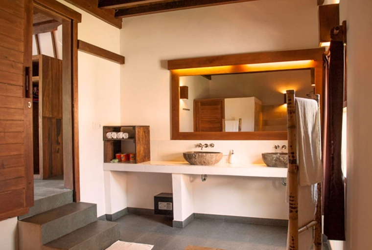 Bathroom 4, Oceans 5 Dive Resort, Lombok