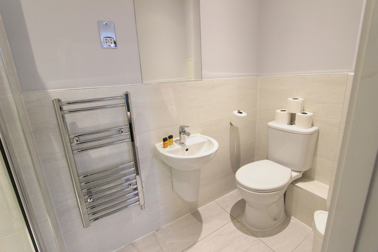 Bathroom 3, Ringside Apartments, Bracknell Forest