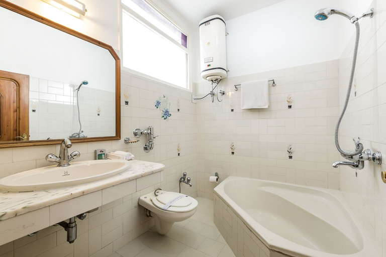 Bathroom, Hotel Kullu Valley, Kullu