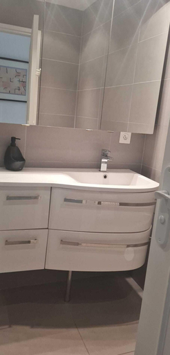 Bathroom, 2 Bedrooms behind to the hotel Martinez, Alpes-Maritimes