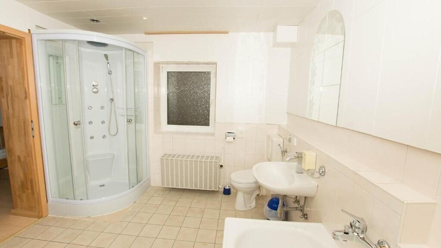 Bathroom 3, Nichtraucher-Pension Zum Froschkönig, Oberspreewald-Lausitz