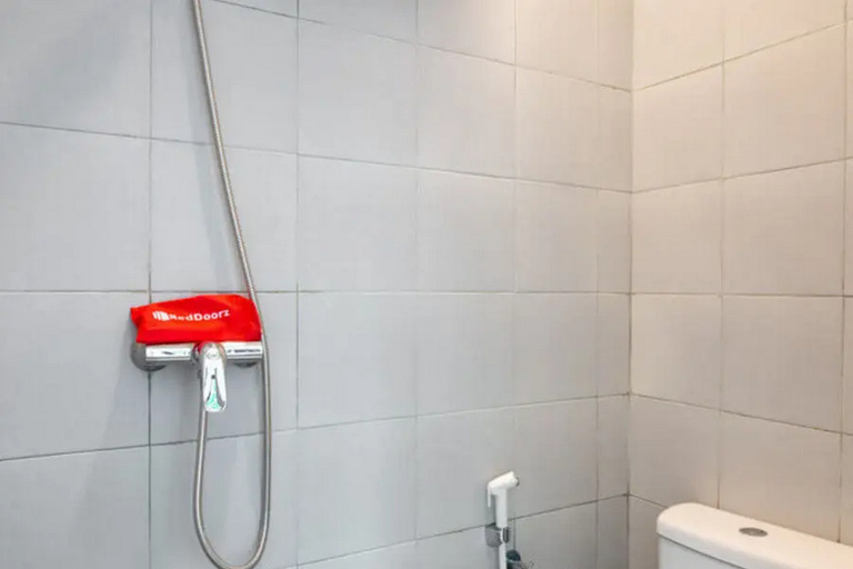 Bathroom 3, RedDoorz near Kaza Mall Surabaya, Surabaya