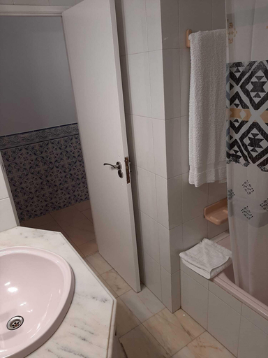 Bathroom 3, Lagoa 5 bed house- Red Ba Accomm UK, Lagoa