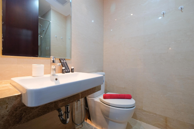 Bathroom 5, Homey and Comfy Studio Room at Menteng Park Apartment By Travelio, Jakarta Pusat