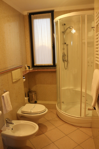 Bathroom 4, Hotel Garibaldi, Vercelli