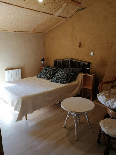 Bedroom 3, Chambres d'Hotes la Source, Vendée