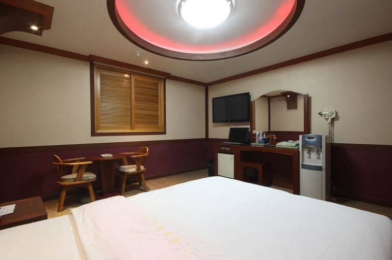 Bedroom 4, Utopia Motel, Gumi