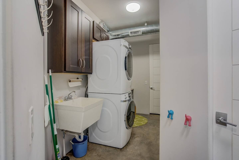 Bathroom 3, 4BR Modern Marvel Downtown Custom Private Balcony, El Paso