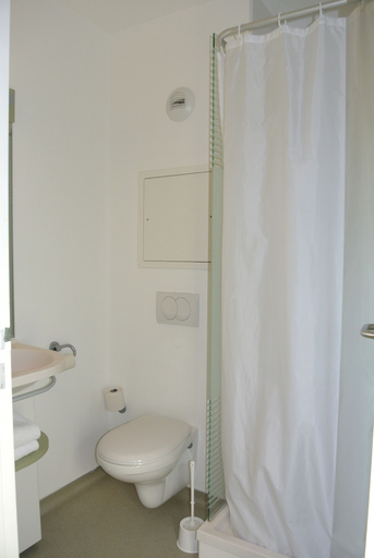 Bathroom 4, ibis budget Chambéry Sud Challes les Eaux, Savoie