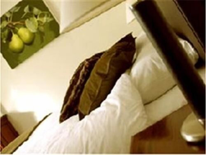 Bedroom 2, The Swan Inn, Worcestershire