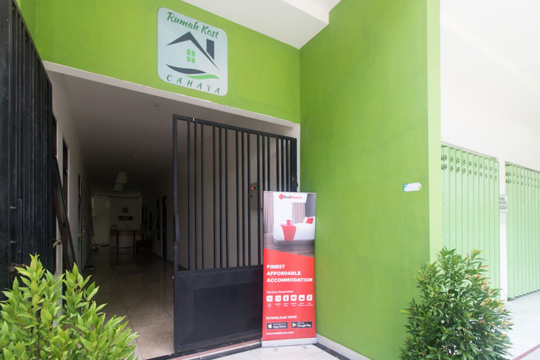 Exterior & Views 2, RedDoorz Syariah near Stasiun Madiun, Madiun