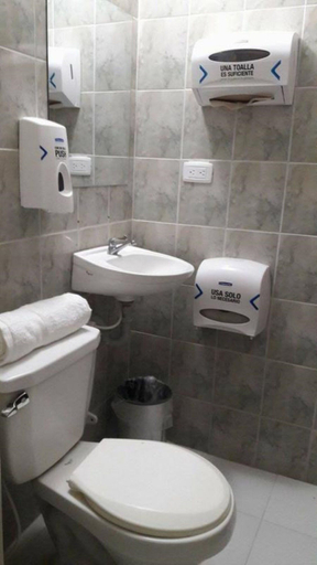 Bathroom, La Perla Hostel, Santa Marta (Dist. Esp.)