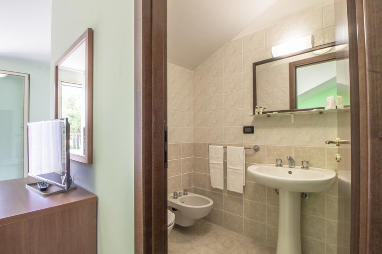 Bathroom 5, Poggio Active Hotel, Foggia