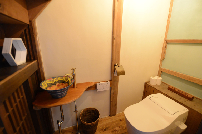 Bathroom 5, Taketa station hostel cue, Taketa