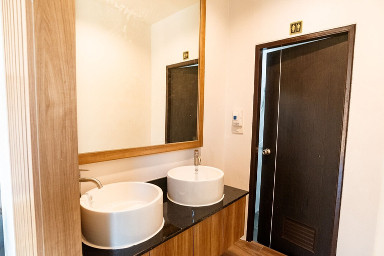 Bathroom 4, Korner Grand Hotel, Muang Ubon Ratchatani