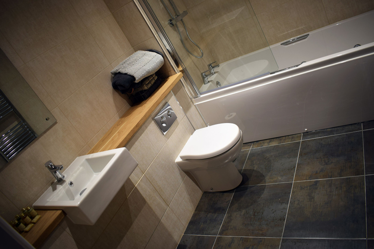Bathroom 4, The Horse & Jockey Wessington, Derbyshire