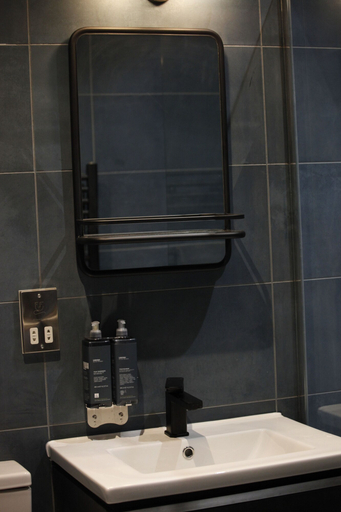 Bathroom 4, no.12 self check-in apartments, Worcestershire